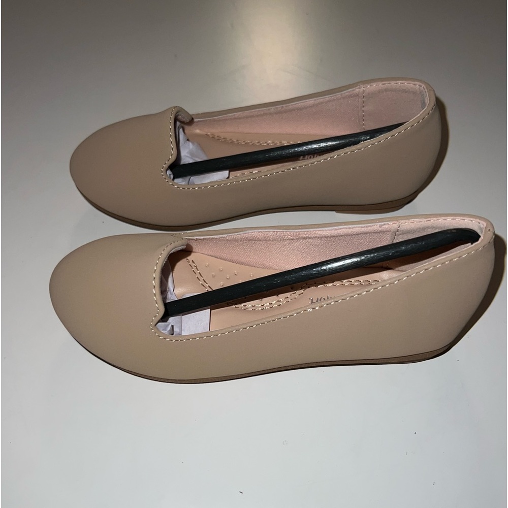 Size 9 girls taupe light beige curved flats